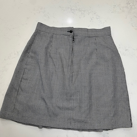 Chic Houndstooth Mini Skirt with Buckle Accents - Picture 2 of 7